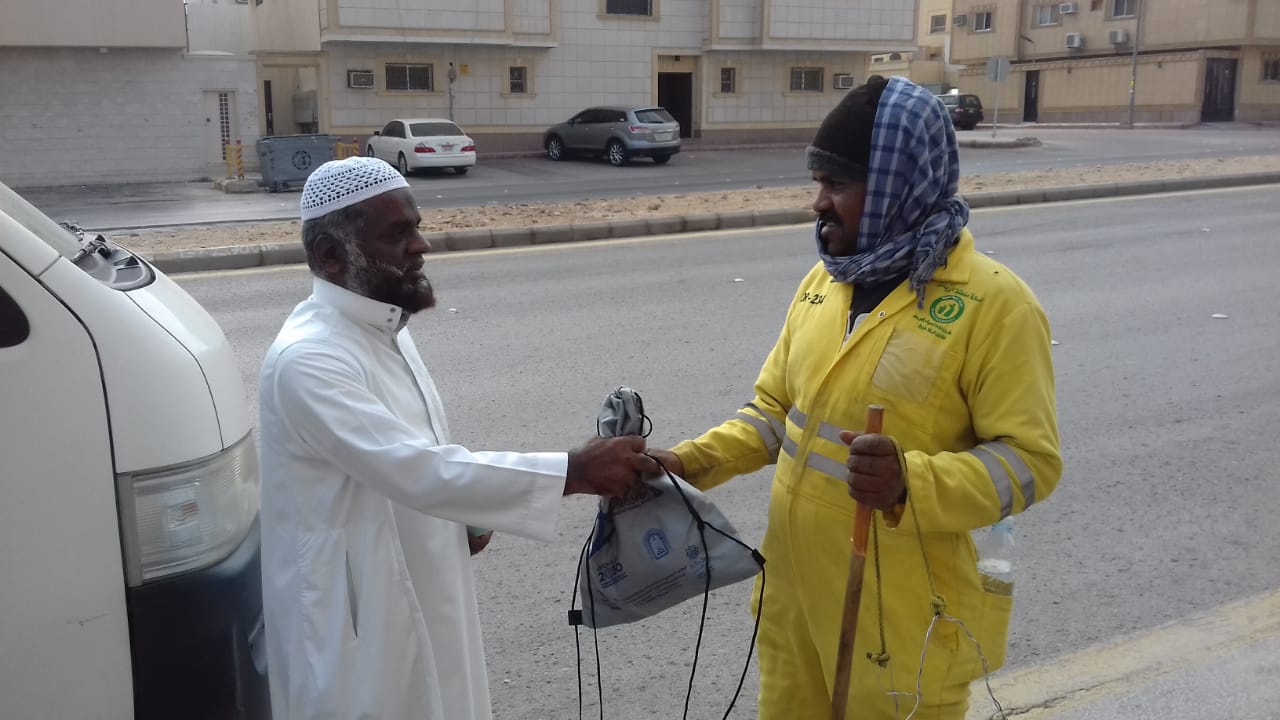 ‏بدأ قسم الجاليات ‎اليوم بتوزيع ما يقارب ١٠٠ من هدية ‎الشتاء