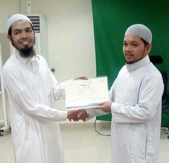 تكريم المواظبين على حضور الدرس الأسبوعي للداعية شرحبيل  للجالية الفلبينية خلال العام.