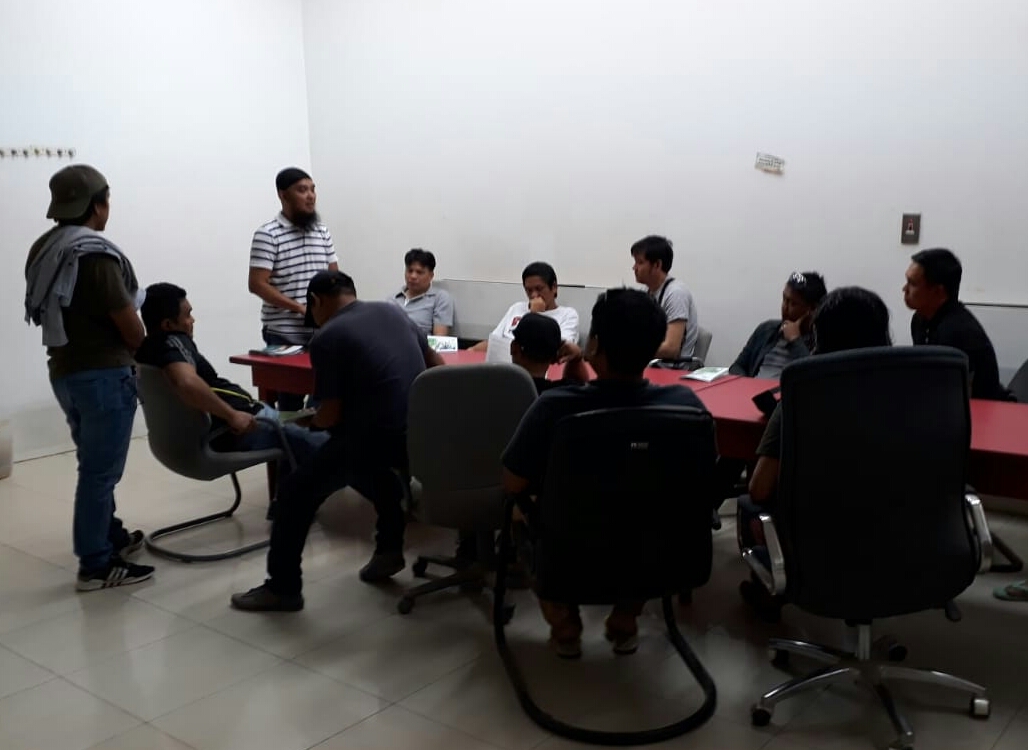 ‏جولة دعوية لسكن إحدى الشركات يقوم بها الداعية عبدالرحمن لدعوة غير المسلمين.‎