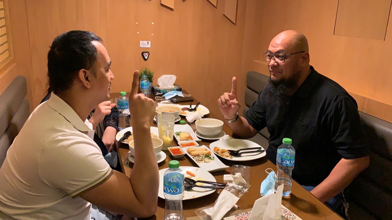 إسلام رجل وامرأة من الجالية الفلبينية. 