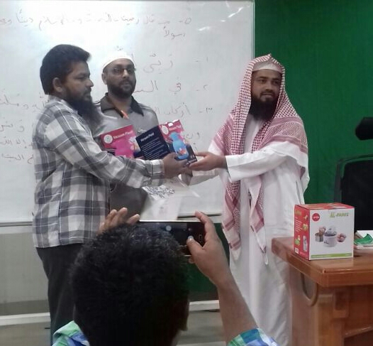 تكريم المواظبين على حضور الدرس الأسبوعي للجالية الأردية