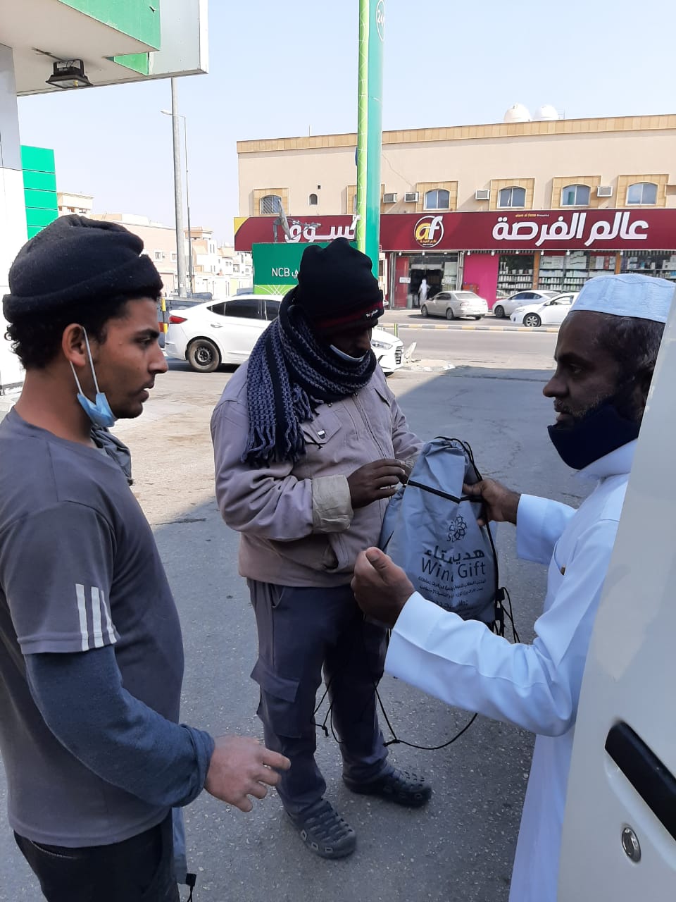 توزيع 30 من هدية الشتاء. 