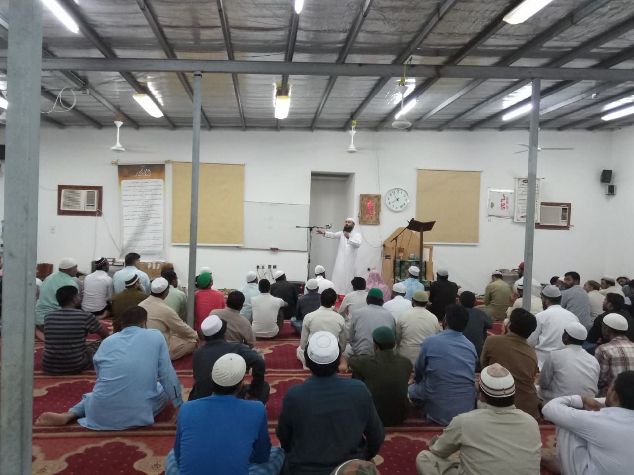 محاضرة للداعية محمد ذاكر باللغة الأردية في سكن إحدى الشركات.